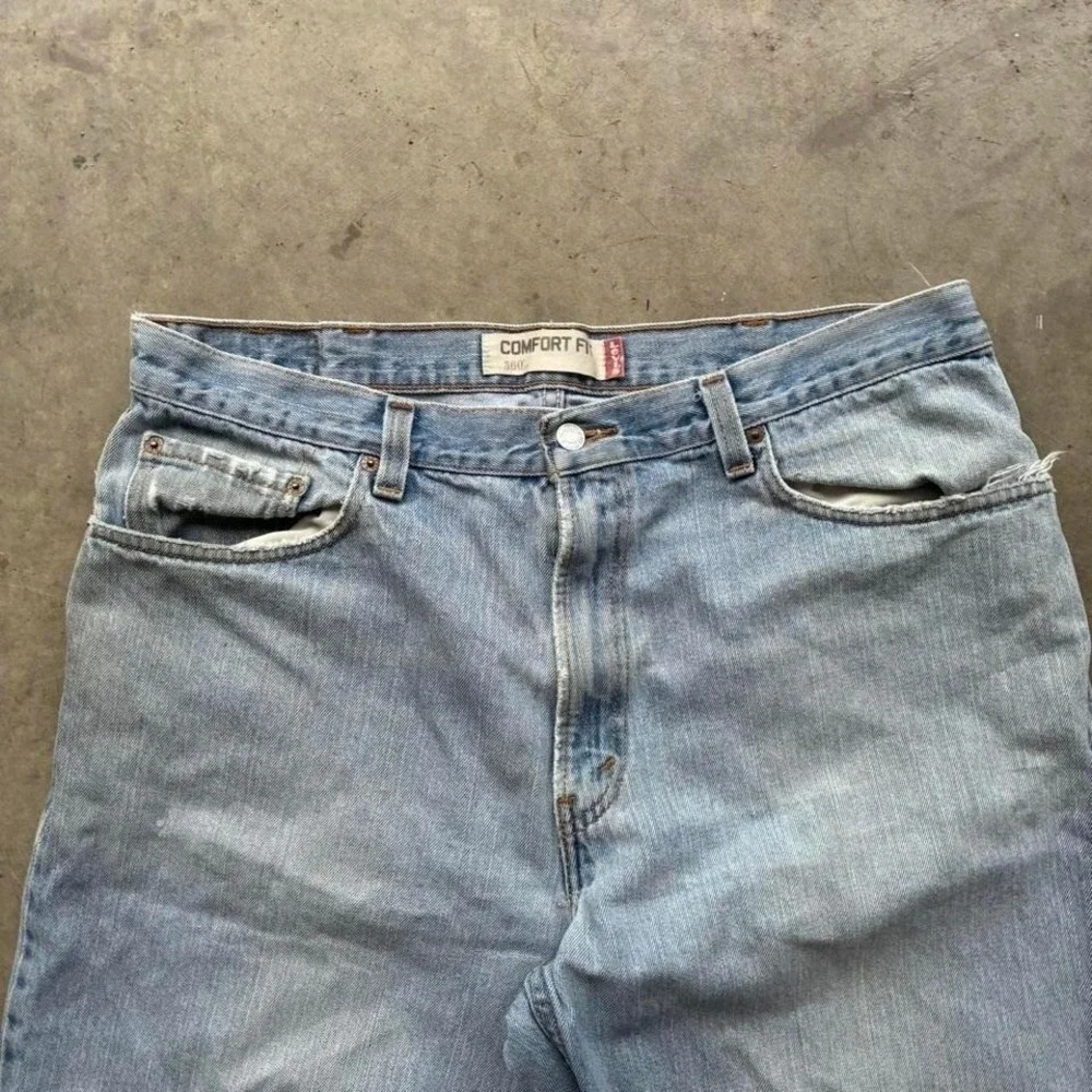 Vintage super baggy light wash‎ Levi 560 with an amazing leg opening